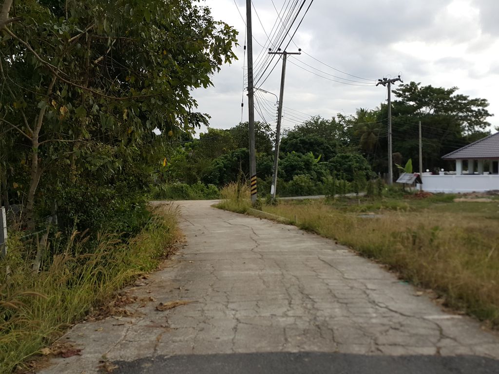 ภาพถนนตรงที่ มะเมียะพูลวิลล่า ตั้งอยู่ ถ่ายโดย jrcarlsen พ.ศ. 2558 (2015) · A street-level view of where มะเมียะพูลวิลล่า · Mamia Pool Villa stands, by jrcarlsen in 2558 (2015)