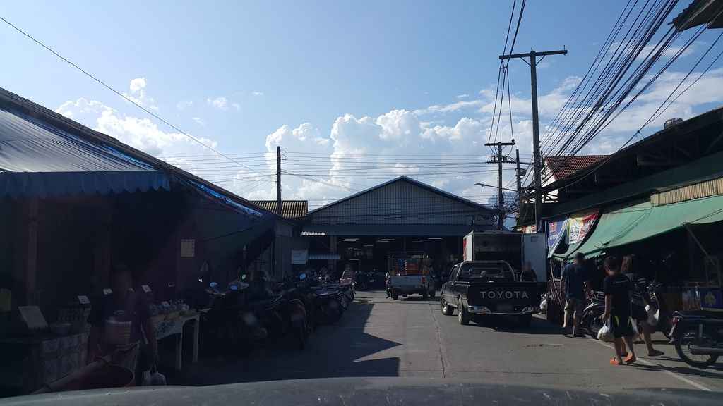 ภาพถนนตรงที่ ส้มตำห้าดาว ตั้งอยู่ ถ่ายโดย jrcarlsen พ.ศ. 2559 (2016) · A street-level view of where ส้มตำห้าดาว · Som Tam Hadao stands, by jrcarlsen in 2559 (2016)