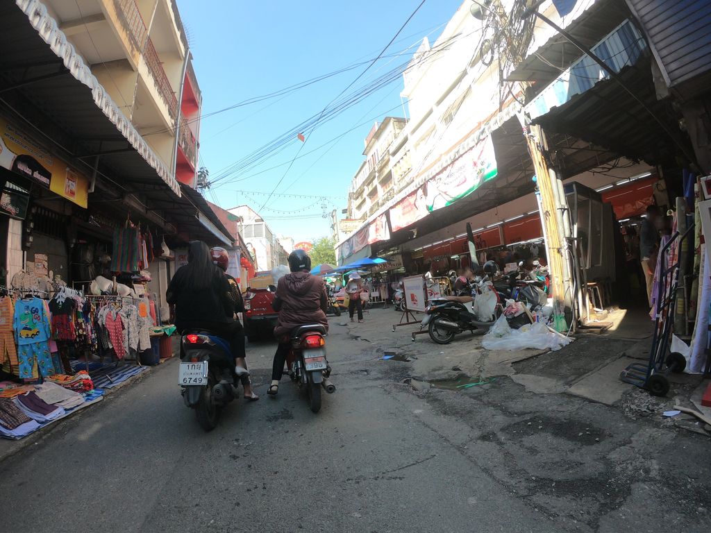 ภาพถนนตรงที่ เชียงใหม่เด่นเสมอ (Densamoe) ตั้งอยู่ ถ่ายโดย chanuwath_grab พ.ศ. 2562 (2019) · A street-level view of where เชียงใหม่เด่นเสมอ (Densamoe) stands, by chanuwath_grab in 2562 (2019)