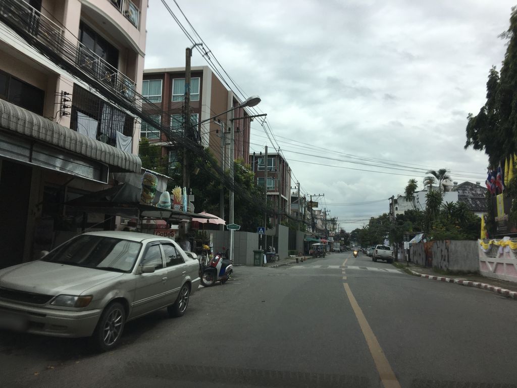 ภาพถนนตรงที่ โรงเรียนออทิสติกเชียงใหม่ ตั้งอยู่ ถ่ายโดย wapriz พ.ศ. 2561 (2018) · A street-level view of where โรงเรียนออทิสติกเชียงใหม่ · Othittik Chiang Mai School stands, by wapriz in 2561 (2018)