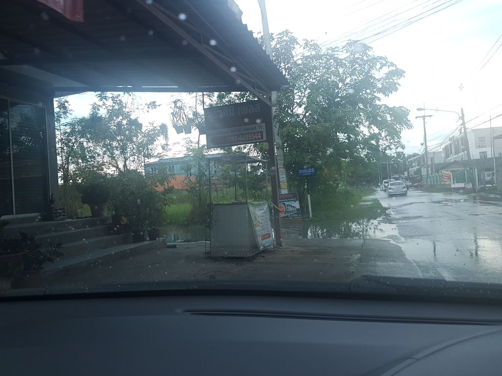 ภาพถนนตรงที่ เหมาะขนาด สุกี้ชาบู ตั้งอยู่ ถ่ายโดย ekkarin พ.ศ. 2561 (2018) · A street-level view of where เหมาะขนาด สุกี้ชาบู · Mokhanat Suki Shabu stands, by ekkarin in 2561 (2018)