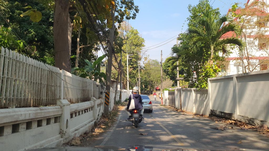 ภาพถนนตรงที่ สาขาศิลปศาสตร์ มทร.ล้านนา ตั้งอยู่ ถ่ายโดย jrcarlsen พ.ศ. 2565 (2022) · A street-level view of where สาขาศิลปศาสตร์ มทร.ล้านนา · Sinlapa Sat Masa.lanna branch stands, by jrcarlsen in 2565 (2022)