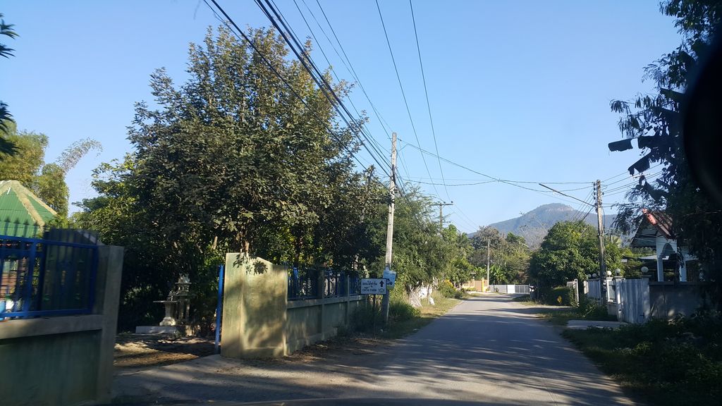 ภาพถนนตรงที่ สำนักงานที่ทำการพีรพัฒน์ ซาวด์ อ.สันกำแพง ตั้งอยู่ ถ่ายโดย jrcarlsen พ.ศ. 2561 (2018) · A street-level view of where สำนักงานที่ทำการพีรพัฒน์ ซาวด์ อ.สันกำแพง · Samnakngan Thi Tham Kan Phinphat Sound A.San Kamphaeng stands, by jrcarlsen in 2561 (2018)