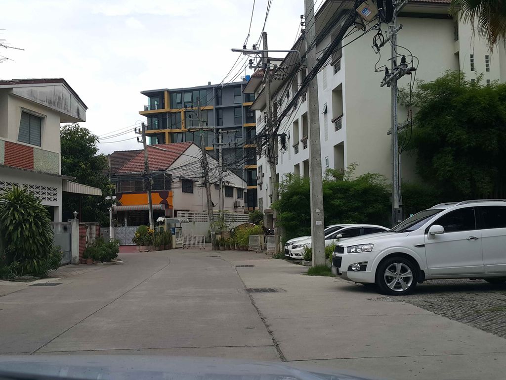 ภาพถนนตรงที่ Jojoe Speed ตั้งอยู่ ถ่ายโดย jrcarlsen พ.ศ. 2558 (2015) · A street-level view of where Jojoe Speed stands, by jrcarlsen in 2558 (2015)
