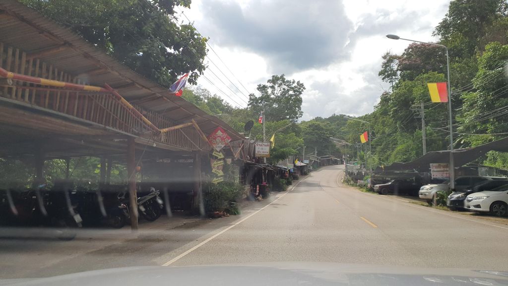 ภาพถนนตรงที่ น้ำตกแม่วาง ตั้งอยู่ ถ่ายโดย jrcarlsen พ.ศ. 2564 (2021) · A street-level view of where น้ำตกแม่วาง · Mae Wang Waterfall stands, by jrcarlsen in 2564 (2021)
