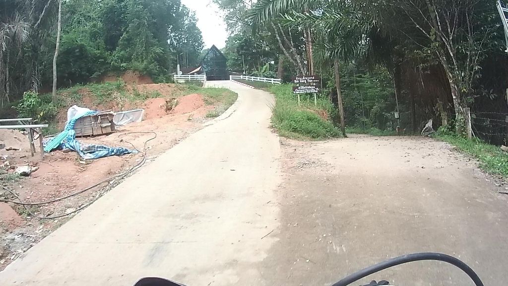 ภาพถนนตรงที่ Hi Land Forest View ตั้งอยู่ ถ่ายโดย julcnx พ.ศ. 2565 (2022) · A street-level view of where Hi Land Forest View stands, by julcnx in 2565 (2022)