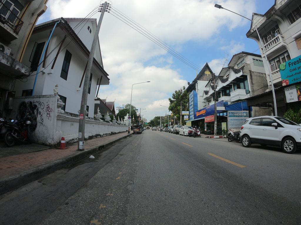 ภาพถนนตรงที่ Young Siam Lanna Massage 1 ตั้งอยู่ ถ่ายโดย chanuwath_grab พ.ศ. 2562 (2019) · A street-level view of where Young Siam Lanna Massage 1 stands, by chanuwath_grab in 2562 (2019)