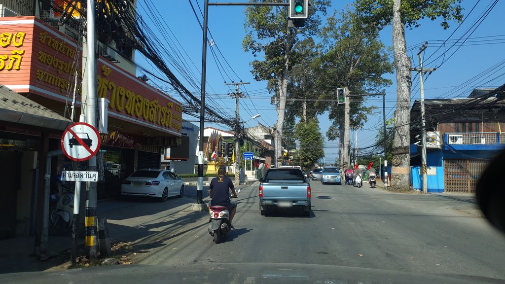 ภาพถนนตรงที่ สปาร์คโฟน ตั้งอยู่ ถ่ายโดย jrcarlsen พ.ศ. 2562 (2019) · A street-level view of where สปาร์คโฟน · Sapakfon stands, by jrcarlsen in 2562 (2019)