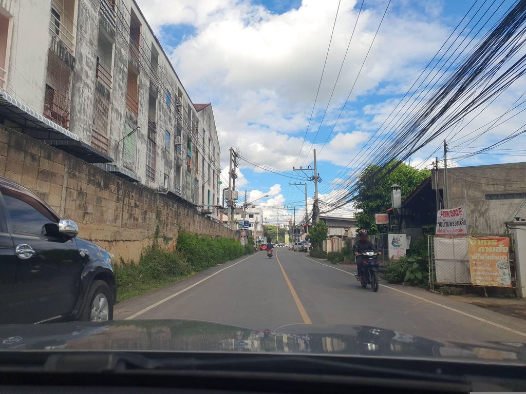 ภาพถนนตรงที่ ร้านอาหารตามสั่ง พี่โกเจ้าเก่า ตั้งอยู่ ถ่ายโดย jrcarlsen พ.ศ. 2566 (2023) · A street-level view of where ร้านอาหารตามสั่ง พี่โกเจ้าเก่า · Tamsang Phi Ko Chaokao Restaurant stands, by jrcarlsen in 2566 (2023)