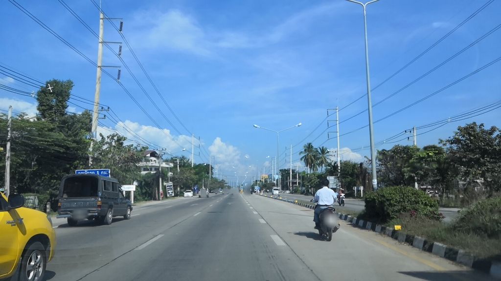 ภาพถนนตรงที่ บัวไหลก๋วยเตี๋ยวต้มยำ สันทราย ตั้งอยู่ ถ่ายโดย charlesano พ.ศ. 2561 (2018) · A street-level view of where บัวไหลก๋วยเตี๋ยวต้มยำ สันทราย · Bualai Kuai Tiaotomyam San Sai stands, by charlesano in 2561 (2018)