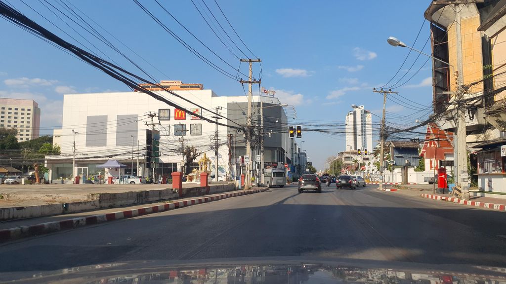 ภาพถนนตรงที่ สี่แยกแสงตะวัน ตั้งอยู่ ถ่ายโดย jrcarlsen พ.ศ. 2565 (2022) · A street-level view of where สี่แยกแสงตะวัน · Si Yaeksaengtawan stands, by jrcarlsen in 2565 (2022)