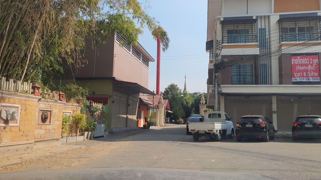 ภาพถนนตรงที่ Pianissimo ตั้งอยู่ ถ่ายโดย jrcarlsen พ.ศ. 2566 (2023) · A street-level view of where Pianissimo stands, by jrcarlsen in 2566 (2023)