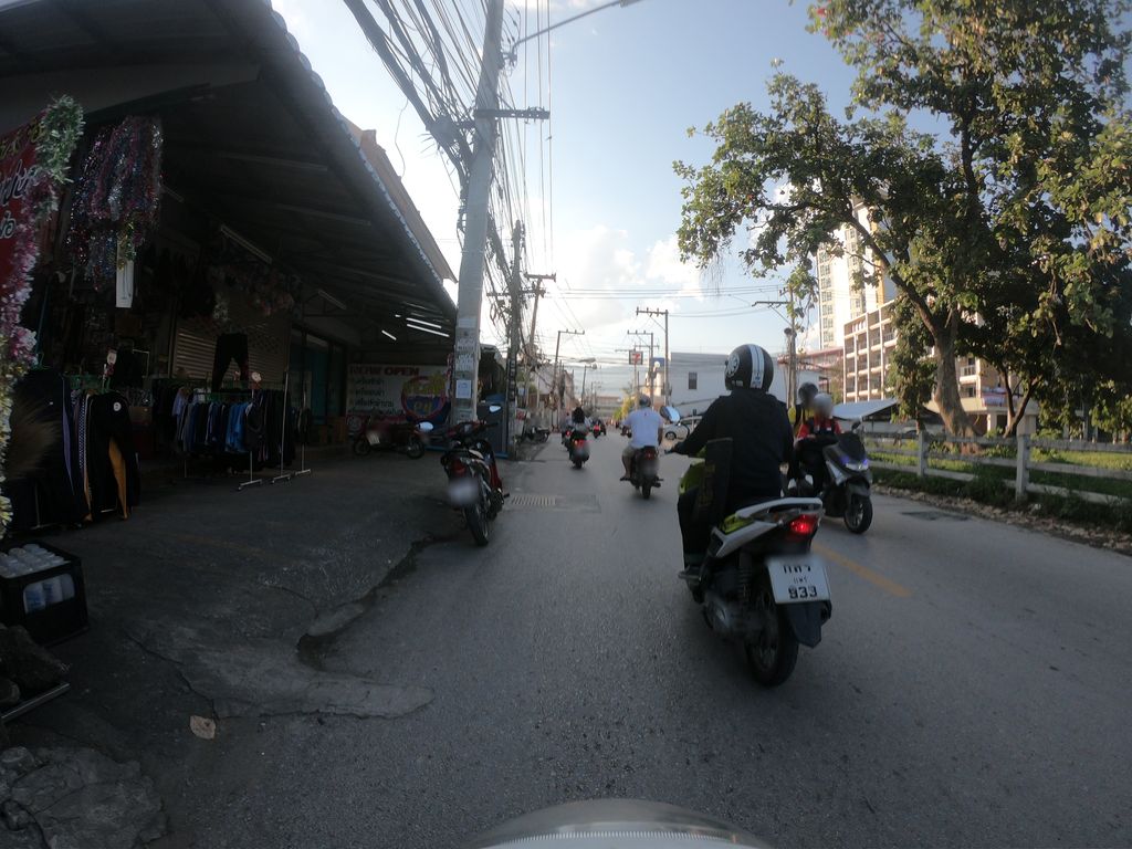 ภาพถนนตรงที่ ร้านต้อมโมบาย ตั้งอยู่ ถ่ายโดย chanuwath_grab พ.ศ. 2562 (2019) · A street-level view of where ร้านต้อมโมบาย · Ran Tom Mobile stands, by chanuwath_grab in 2562 (2019)