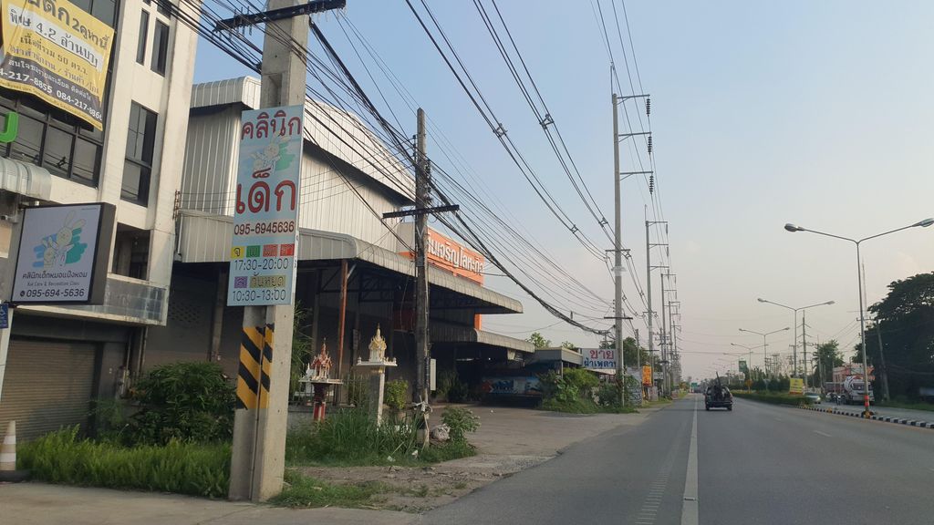 ภาพถนนตรงที่ ป๊ะภานัวร์แจ่วฮ้อนส้มตำอาหารอีสาน ตั้งอยู่ ถ่ายโดย jrcarlsen พ.ศ. 2565 (2022) · A street-level view of where ป๊ะภานัวร์แจ่วฮ้อนส้มตำอาหารอีสาน · Papha Nua Chaeohon Som Tam Ahanisan stands, by jrcarlsen in 2565 (2022)