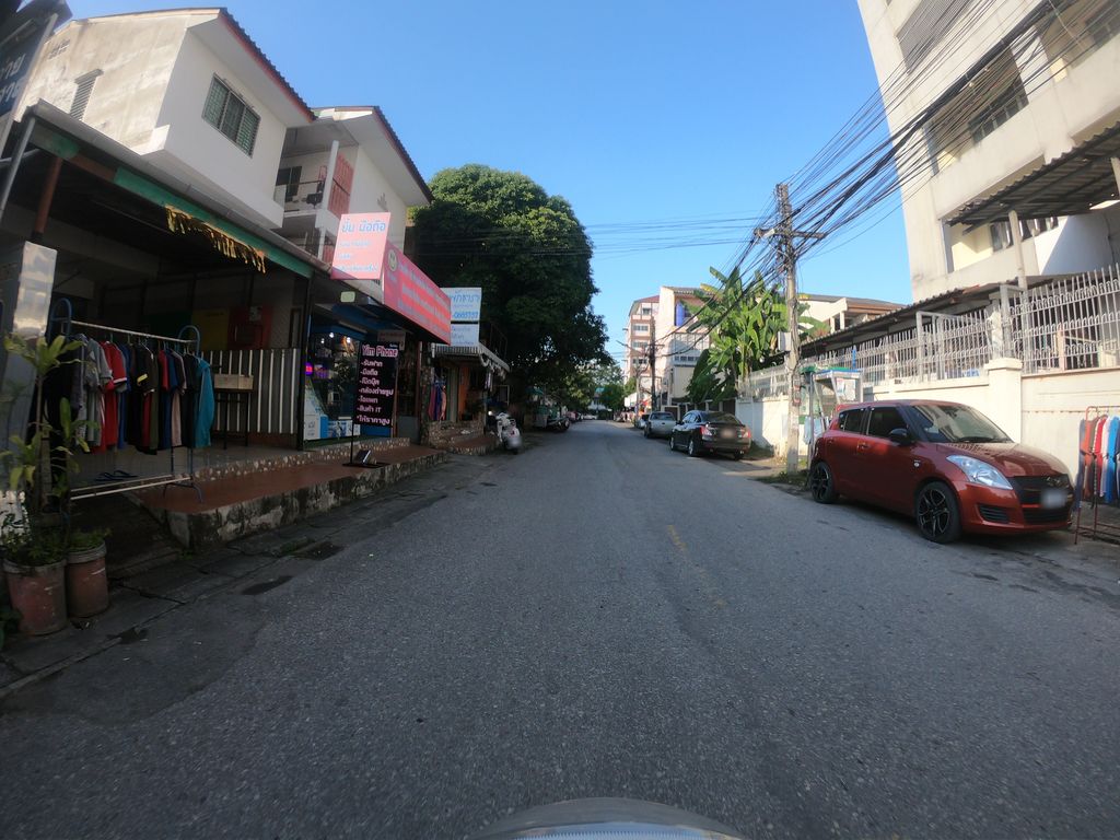 ภาพถนนตรงที่ Summerry Tattoo ตั้งอยู่ ถ่ายโดย chanuwath_grab พ.ศ. 2562 (2019) · A street-level view of where Summerry Tattoo stands, by chanuwath_grab in 2562 (2019)
