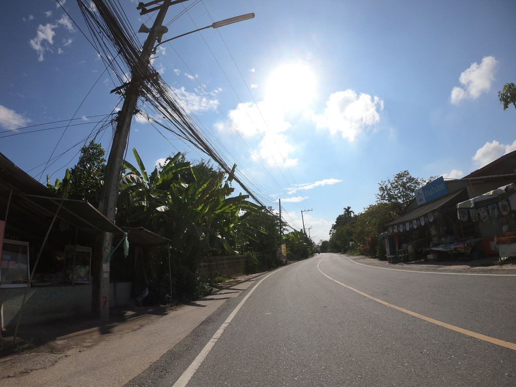 ภาพถนนตรงที่ Jun Drive Thru Coffee ตั้งอยู่ ถ่ายโดย chanuwath_grab พ.ศ. 2562 (2019) · A street-level view of where Jun Drive Thru Coffee stands, by chanuwath_grab in 2562 (2019)