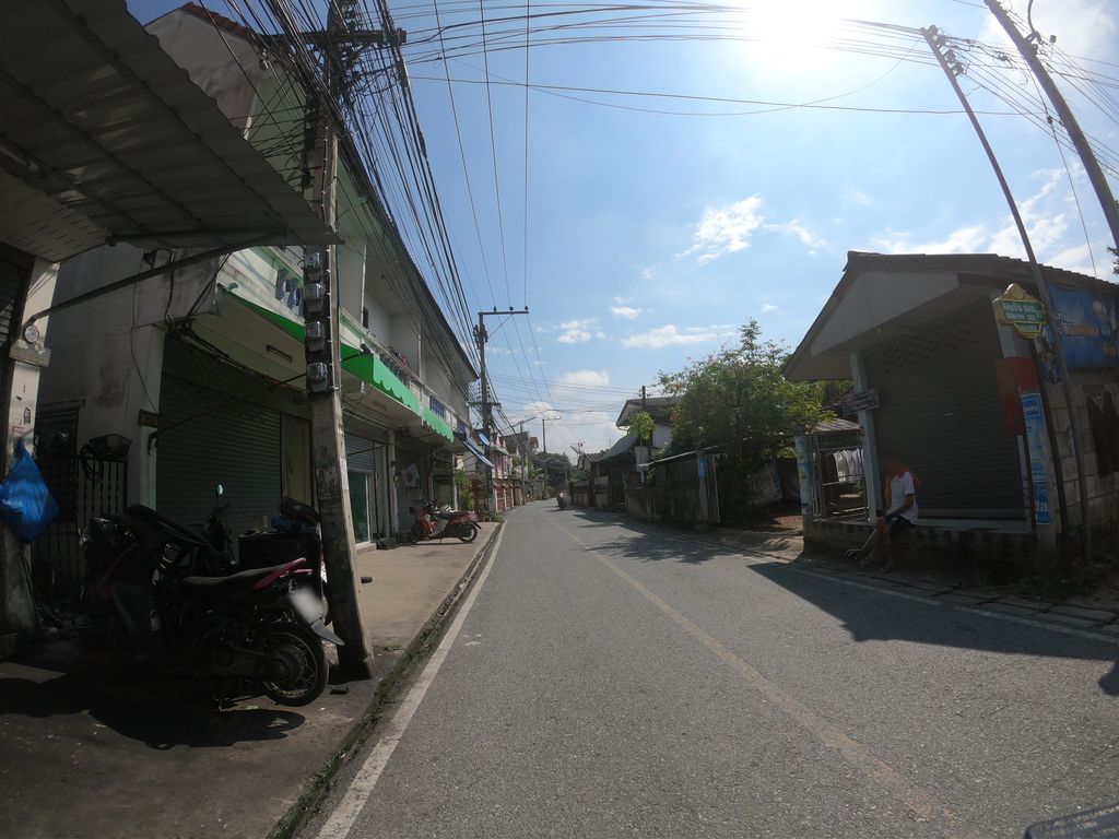 ภาพถนนตรงที่ ช่างก้องเซอร์วิส ตั้งอยู่ ถ่ายโดย chanuwath_grab พ.ศ. 2562 (2019) · A street-level view of where ช่างก้องเซอร์วิส · Chang Kong Service stands, by chanuwath_grab in 2562 (2019)