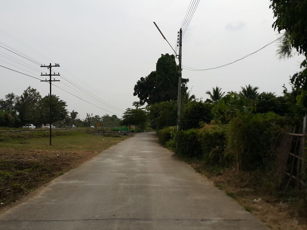 ภาพถนนตรงที่ ร้าน น้องBee ฉ่ำฉา ตั้งอยู่ ถ่ายโดย jrcarlsen พ.ศ. 2557 (2014) · A street-level view of where ร้าน น้องBee ฉ่ำฉา stands, by jrcarlsen in 2557 (2014)