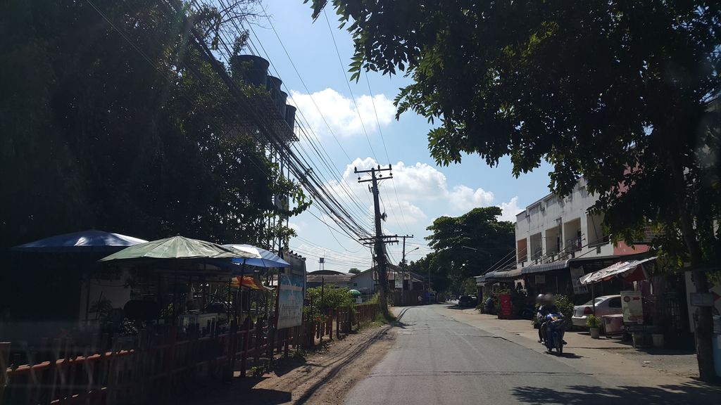 ภาพถนนตรงที่ About You Cafe ตั้งอยู่ ถ่ายโดย jrcarlsen พ.ศ. 2559 (2016) · A street-level view of where About You Cafe stands, by jrcarlsen in 2559 (2016)