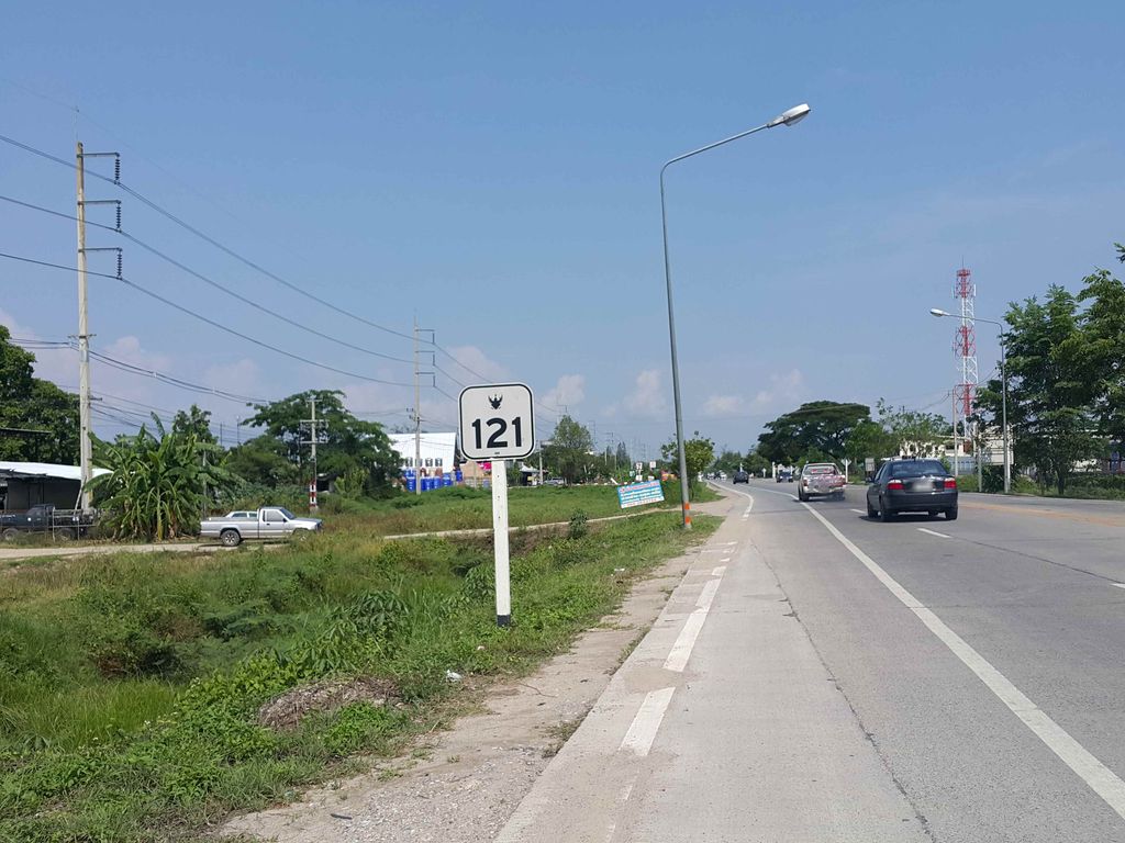 ภาพถนนตรงที่ ร้านน้อยบาดาล ตั้งอยู่ ถ่ายโดย jrcarlsen พ.ศ. 2558 (2015) · A street-level view of where ร้านน้อยบาดาล · Ran Noi Badan stands, by jrcarlsen in 2558 (2015)