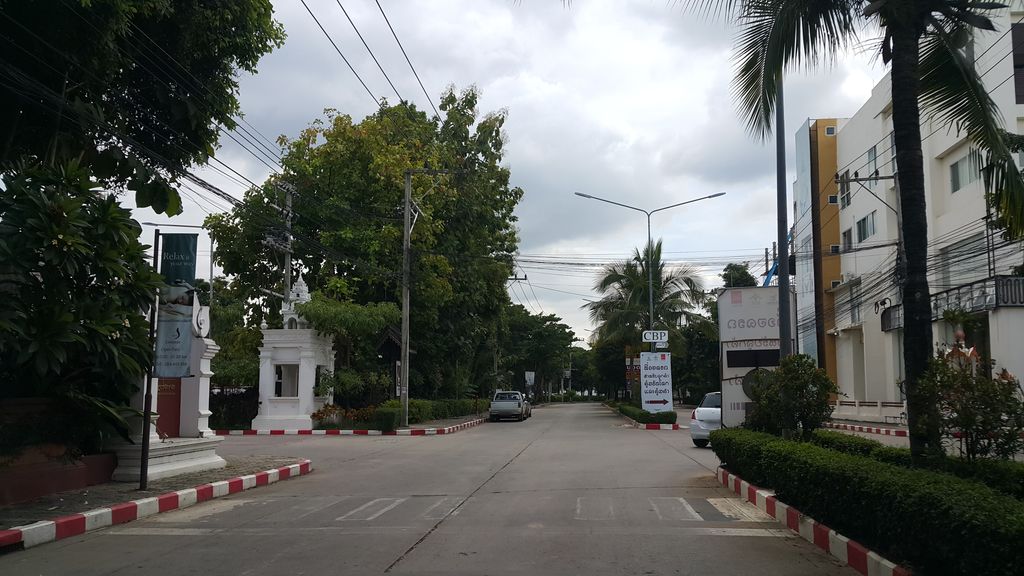 ภาพถนนตรงที่ Khum Phaya Resort & Spa, Centara Boutique Collection ตั้งอยู่ ถ่ายโดย jrcarlsen พ.ศ. 2559 (2016) · A street-level view of where Khum Phaya Resort & Spa, Centara Boutique Collection stands, by jrcarlsen in 2559 (2016)