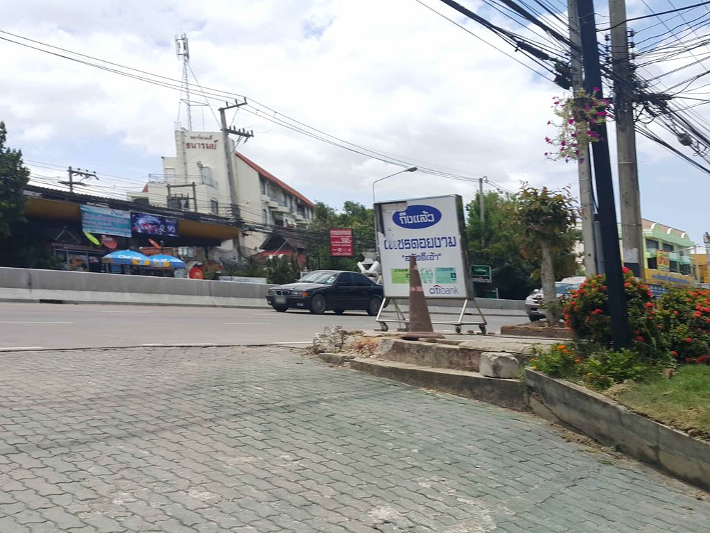 ภาพถนนตรงที่ โรงแรมบ้านโสฬสริมปิง ตั้งอยู่ ถ่ายโดย jrcarlsen พ.ศ. 2558 (2015) · A street-level view of where โรงแรมบ้านโสฬสริมปิง · Ban Sonsa Rimping Hotel stands, by jrcarlsen in 2558 (2015)
