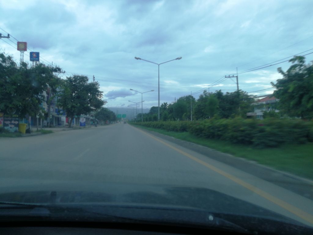 ภาพถนนตรงที่ ธรรมแสง สาขาฮอด ตั้งอยู่ ถ่ายโดย chanon พ.ศ. 2561 (2018) · A street-level view of where ธรรมแสง สาขาฮอด · Tham Saeng Sakha Hot stands, by chanon in 2561 (2018)