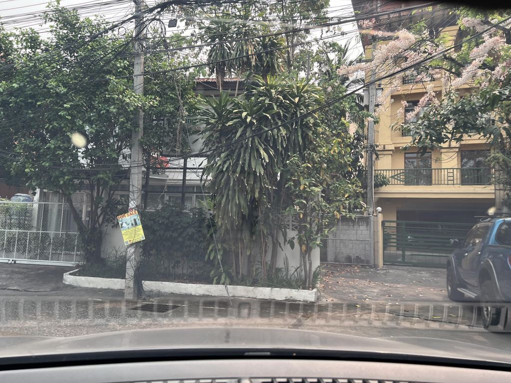 ภาพถนนตรงที่ Golden Moon Massage ตั้งอยู่ ถ่ายโดย lin_wang พ.ศ. 2567 (2024) · A street-level view of where Golden Moon Massage stands, by lin_wang in 2567 (2024)