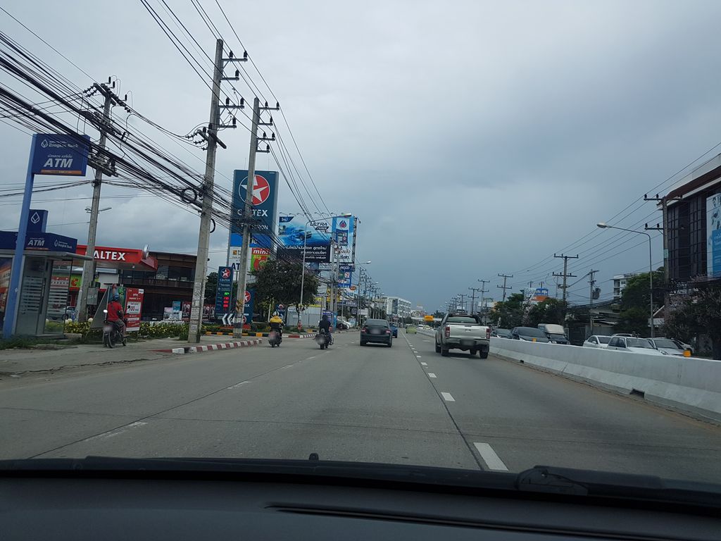 ภาพถนนตรงที่ DENZA Dynasty เชียงใหม่ ตั้งอยู่ ถ่ายโดย ekkarin พ.ศ. 2561 (2018) · A street-level view of where DENZA Dynasty เชียงใหม่ stands, by ekkarin in 2561 (2018)