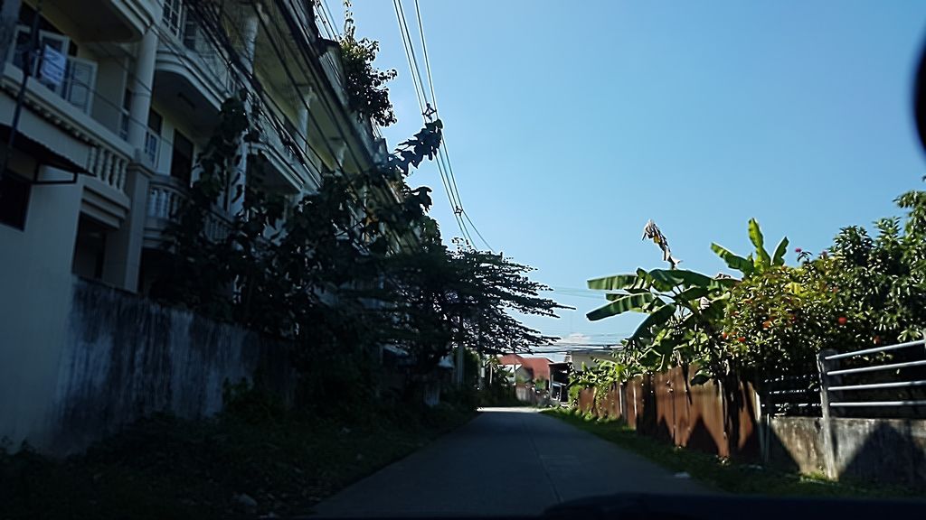 ภาพถนนตรงที่ Saree Khan Tok สรีขันโตก ตั้งอยู่ ถ่ายโดย ekkarin พ.ศ. 2559 (2016) · A street-level view of where Saree Khan Tok สรีขันโตก stands, by ekkarin in 2559 (2016)