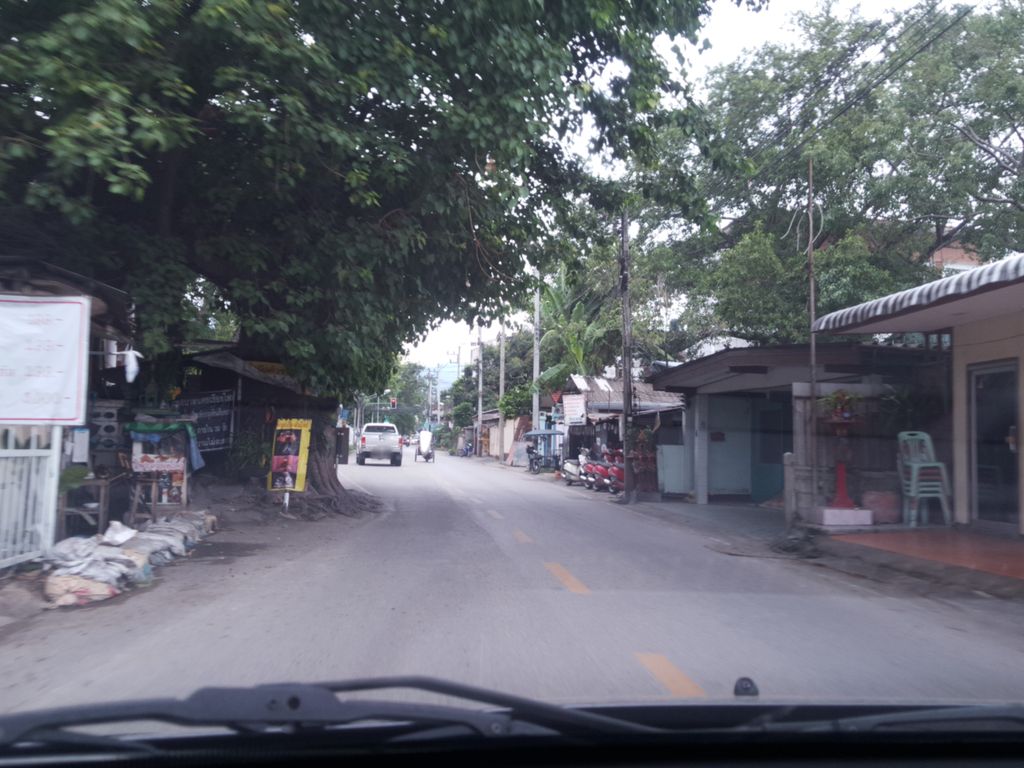 ภาพถนนตรงที่ Box​ Coffee​ สันติธรรม ตั้งอยู่ ถ่ายโดย wapriz พ.ศ. 2561 (2018) · A street-level view of where Box​ Coffee​ สันติธรรม stands, by wapriz in 2561 (2018)