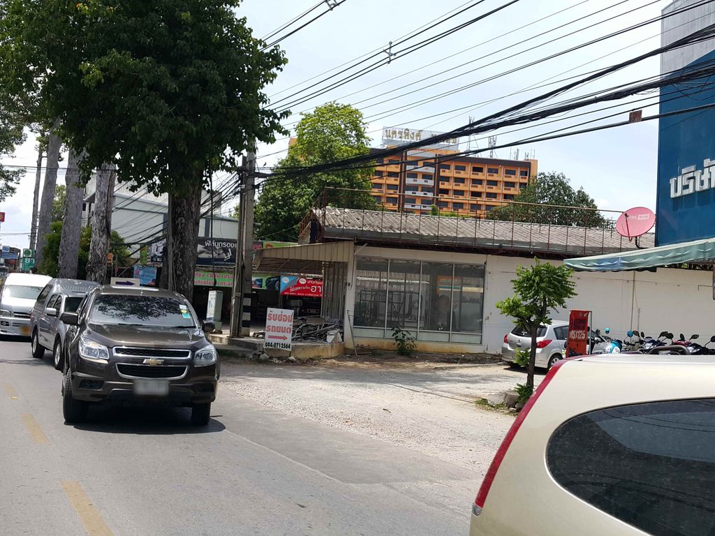 ภาพถนนตรงที่ Long Cha ตั้งอยู่ ถ่ายโดย jrcarlsen พ.ศ. 2558 (2015) · A street-level view of where Long Cha stands, by jrcarlsen in 2558 (2015)