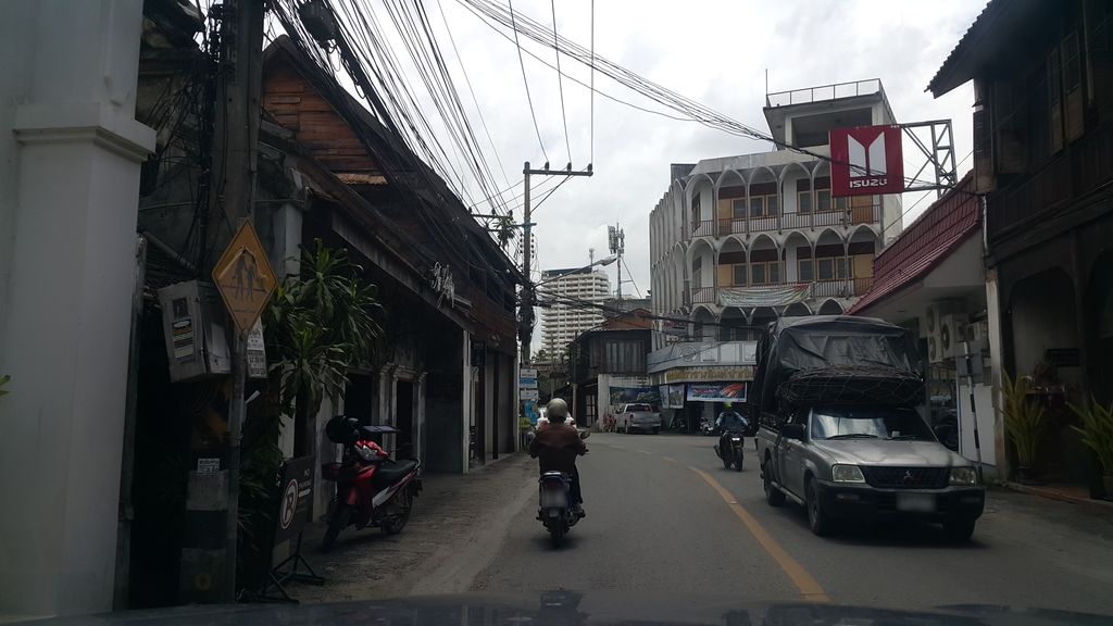 ภาพถนนตรงที่ B2 Riverside Colonial Hotel ตั้งอยู่ ถ่ายโดย jrcarlsen พ.ศ. 2560 (2017) · A street-level view of where B2 Riverside Colonial Hotel stands, by jrcarlsen in 2560 (2017)