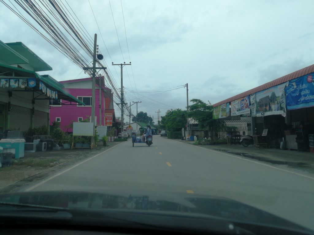ภาพถนนตรงที่ ร้านลองแล ตั้งอยู่ ถ่ายโดย chanon พ.ศ. 2561 (2018) · A street-level view of where ร้านลองแล · Ran Long Lae stands, by chanon in 2561 (2018)
