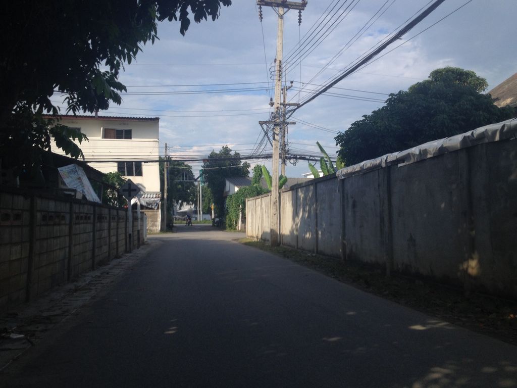 ภาพถนนตรงที่ Warm Heart Learning Center ตั้งอยู่ ถ่ายโดย jimwatana พ.ศ. 2558 (2015) · A street-level view of where Warm Heart Learning Center stands, by jimwatana in 2558 (2015)