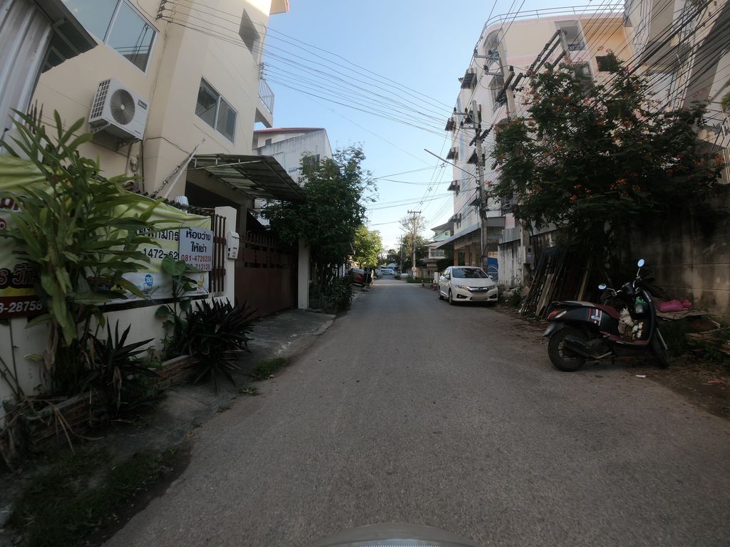 ภาพถนนตรงที่ ฮิมตางคาเฟ่ 8484 ตั้งอยู่ ถ่ายโดย chanuwath_grab พ.ศ. 2562 (2019) · A street-level view of where ฮิมตางคาเฟ่ 8484 · Himtangkhafe 8484 stands, by chanuwath_grab in 2562 (2019)