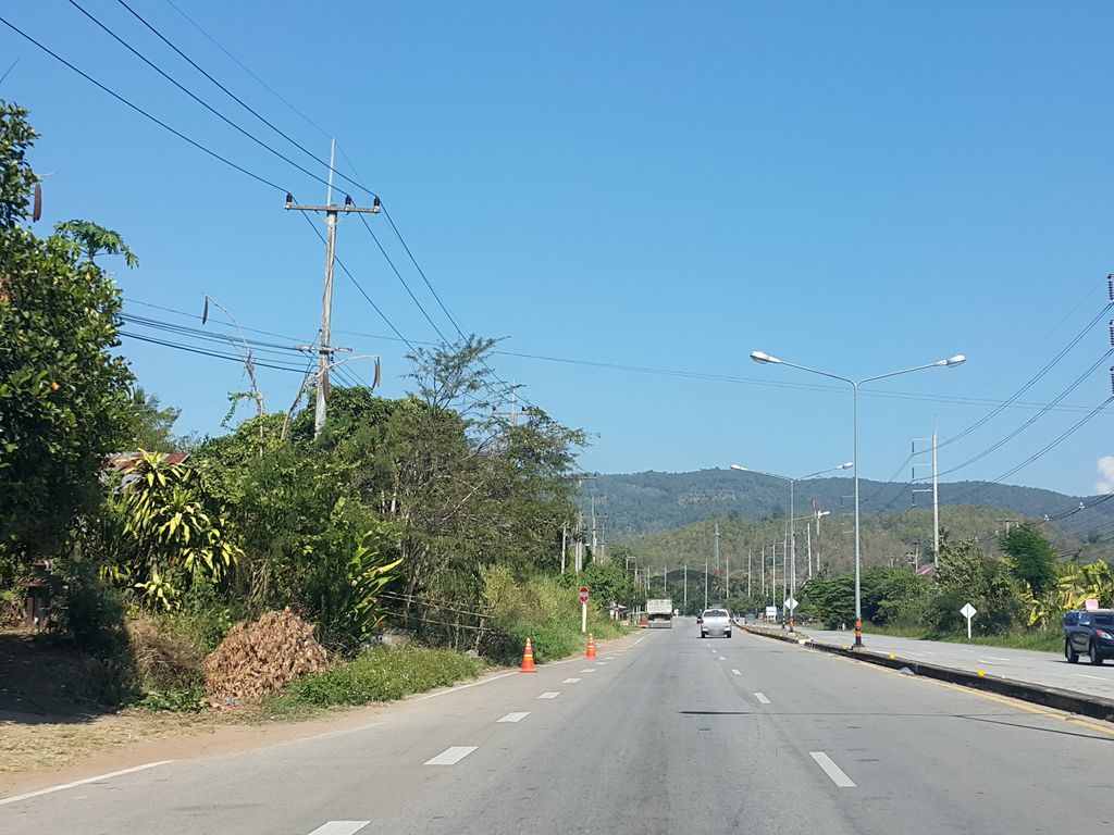 ภาพถนนตรงที่ Baan Tara Resort ตั้งอยู่ ถ่ายโดย jrcarlsen พ.ศ. 2558 (2015) · A street-level view of where Baan Tara Resort stands, by jrcarlsen in 2558 (2015)