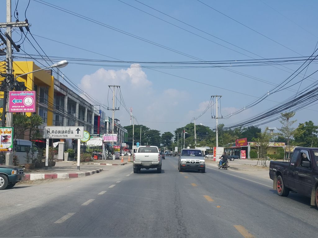 ภาพถนนตรงที่ เจริญรุ่งเรือง โลหะกิจ  ขายส่งแผ่นหลังคา คลังเหล็ก วัสดุก่อสร้าง เชียงใหม่ ตั้งอยู่ ถ่ายโดย jrcarlsen พ.ศ. 2558 (2015) · A street-level view of where เจริญรุ่งเรือง โลหะกิจ  ขายส่งแผ่นหลังคา คลังเหล็ก วัสดุก่อสร้าง เชียงใหม่ · Charoen Rungrueang Lohakit Khaisong Phaen Langkha Khlanglek Watdu Kosang Chiang Mai stands, by jrcarlsen in 2558 (2015)