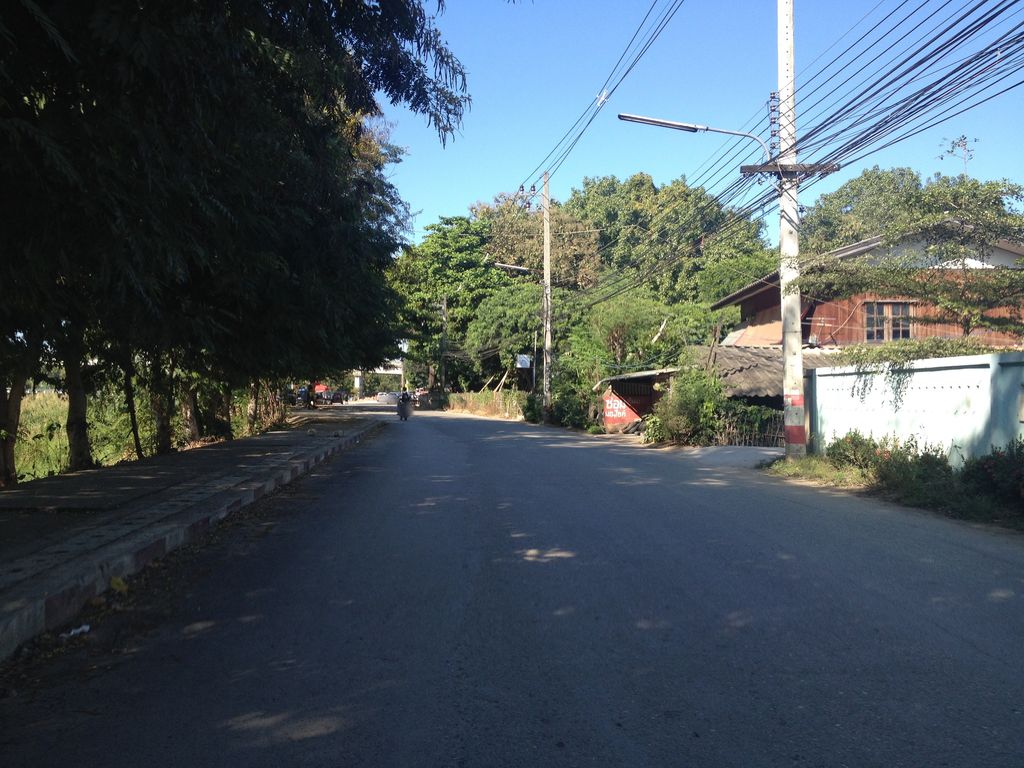 ภาพถนนตรงที่ The Mac Barber ตั้งอยู่ ถ่ายโดย jimwatana พ.ศ. 2558 (2015) · A street-level view of where The Mac Barber stands, by jimwatana in 2558 (2015)