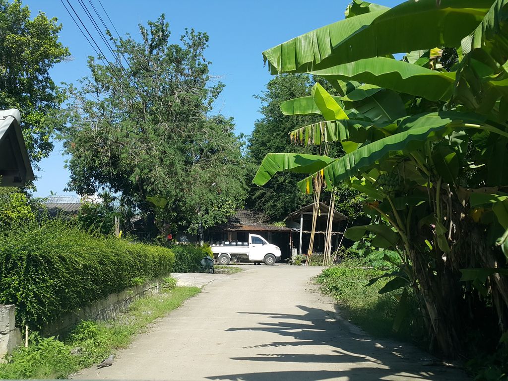 ภาพถนนตรงที่ โรงปั้นภูธร ตั้งอยู่ ถ่ายโดย jrcarlsen พ.ศ. 2558 (2015) · A street-level view of where โรงปั้นภูธร · Rongpanphutra stands, by jrcarlsen in 2558 (2015)