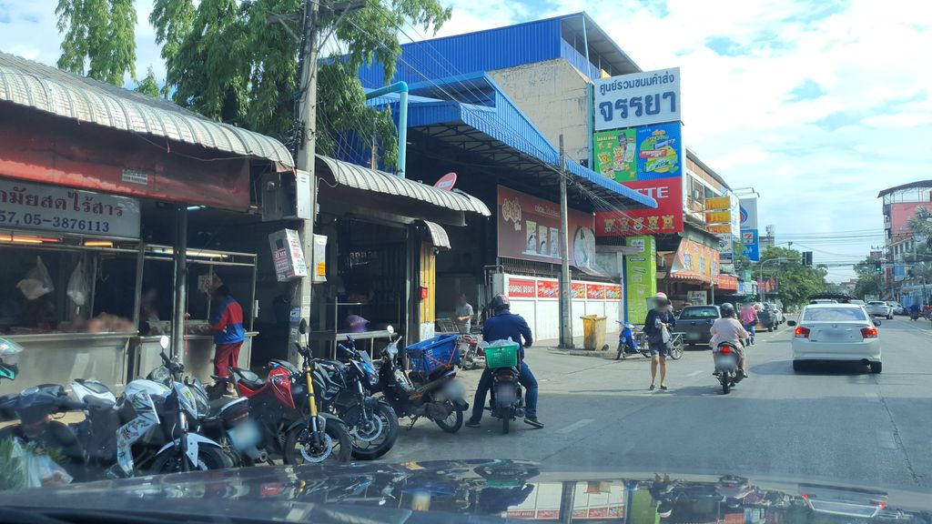 ภาพถนนตรงที่ บริษัท วัชรีเกษตรภัณฑ์ จำกัด ตั้งอยู่ ถ่ายโดย jrcarlsen พ.ศ. 2564 (2021) · A street-level view of where บริษัท วัชรีเกษตรภัณฑ์ จำกัด · Watri Kaset Phan Chamkat Company stands, by jrcarlsen in 2564 (2021)
