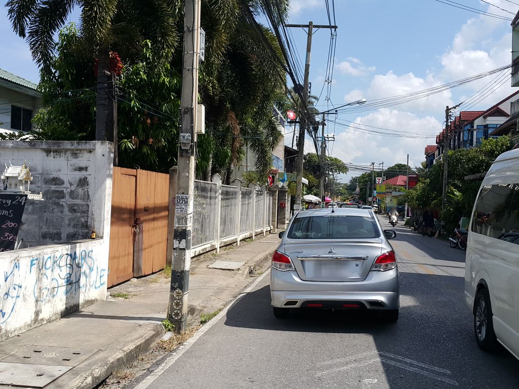 ภาพถนนตรงที่ Alice Tattoo Studio ตั้งอยู่ ถ่ายโดย jrcarlsen พ.ศ. 2558 (2015) · A street-level view of where Alice Tattoo Studio stands, by jrcarlsen in 2558 (2015)