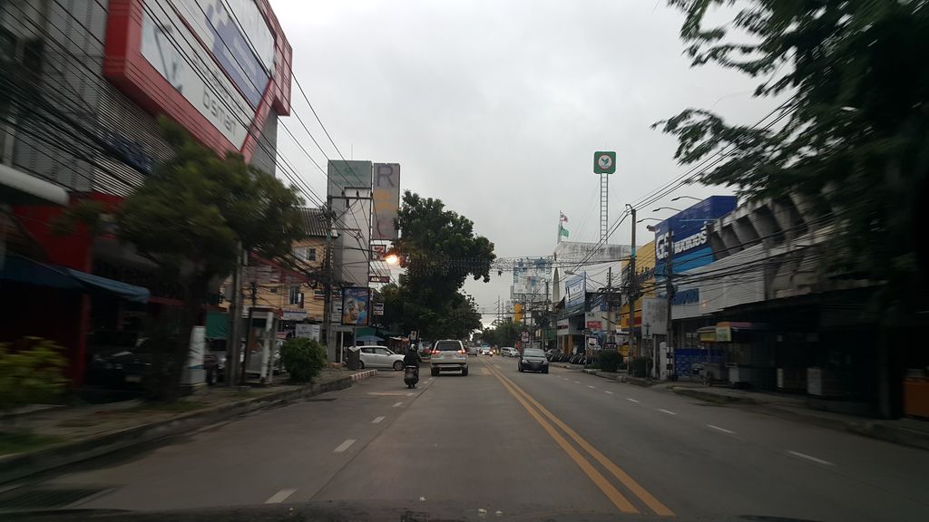 ภาพถนนตรงที่ ธนาคารกรุงศรีอยุธยา ตั้งอยู่ ถ่ายโดย jrcarlsen พ.ศ. 2559 (2016) · A street-level view of where ธนาคารกรุงศรีอยุธยา · Krungsri Yutya Bank stands, by jrcarlsen in 2559 (2016)