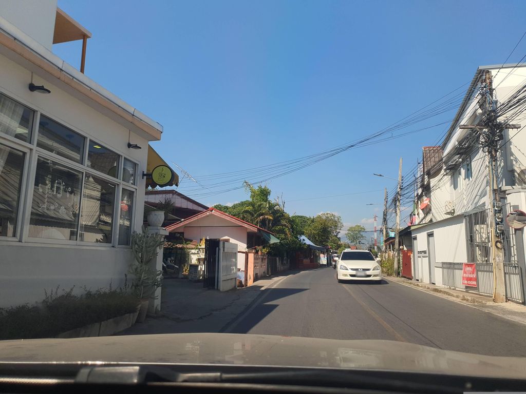 ภาพถนนตรงที่ U-สบาย Café ตั้งอยู่ ถ่ายโดย jrcarlsen พ.ศ. 2566 (2023) · A street-level view of where U-สบาย Café stands, by jrcarlsen in 2566 (2023)