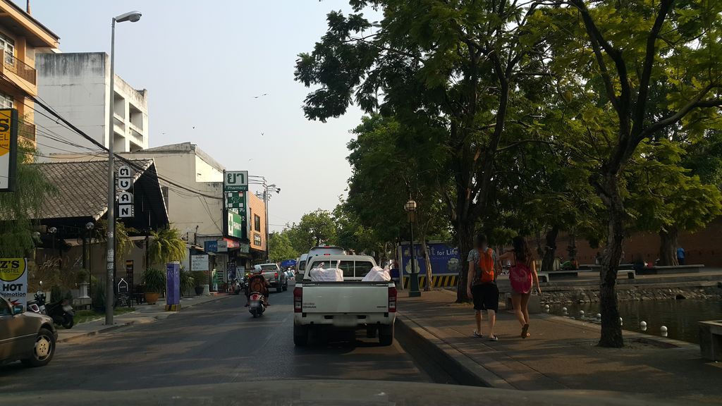 ภาพถนนตรงที่ ถนอมโภชนา อาหารไทย ตั้งอยู่ ถ่ายโดย jrcarlsen พ.ศ. 2560 (2017) · A street-level view of where ถนอมโภชนา อาหารไทย · Thanomphotna Ahanthai stands, by jrcarlsen in 2560 (2017)