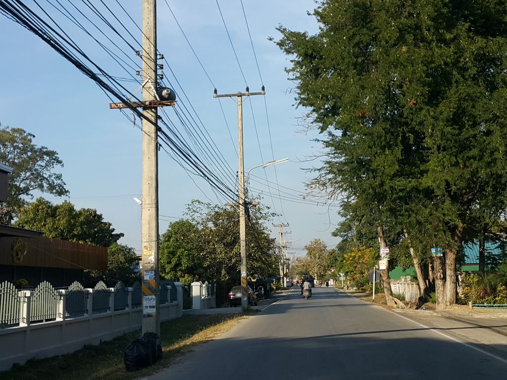 ภาพถนนตรงที่ มงคลมอเตอร์ ตั้งอยู่ ถ่ายโดย jrcarlsen พ.ศ. 2559 (2016) · A street-level view of where มงคลมอเตอร์ · Mongkhon Motor stands, by jrcarlsen in 2559 (2016)