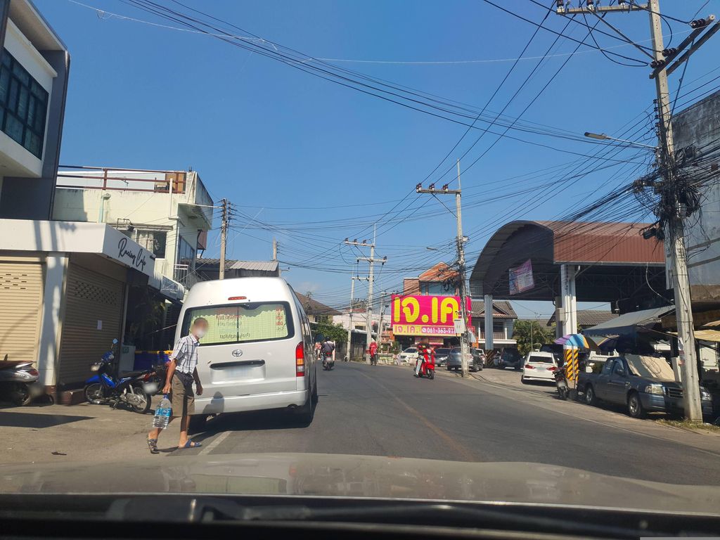 ภาพถนนตรงที่ หางดงคอสเมติคส์ ตั้งอยู่ ถ่ายโดย jrcarlsen พ.ศ. 2566 (2023) · A street-level view of where หางดงคอสเมติคส์ · Hang Dong Cosmetics stands, by jrcarlsen in 2566 (2023)