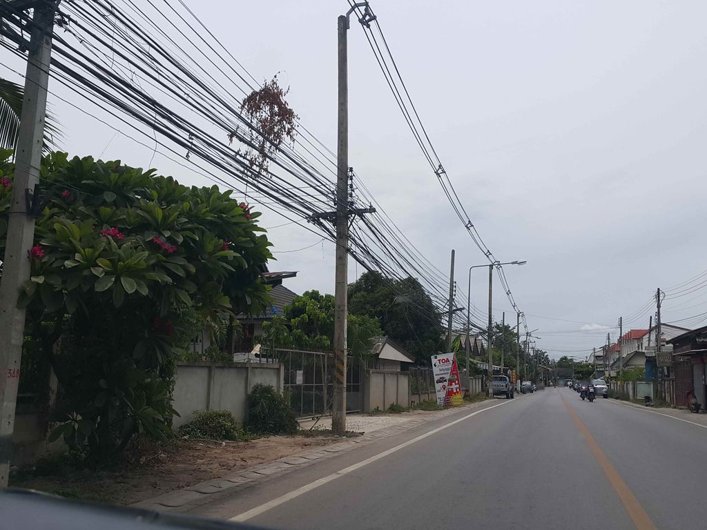 ภาพถนนตรงที่ ปอลอเอ็กซ์เพลสสาขาสันป่าตอง ตั้งอยู่ ถ่ายโดย jrcarlsen พ.ศ. 2558 (2015) · A street-level view of where ปอลอเอ็กซ์เพลสสาขาสันป่าตอง · Pona Ekphlet Sakha San Pa Tong stands, by jrcarlsen in 2558 (2015)