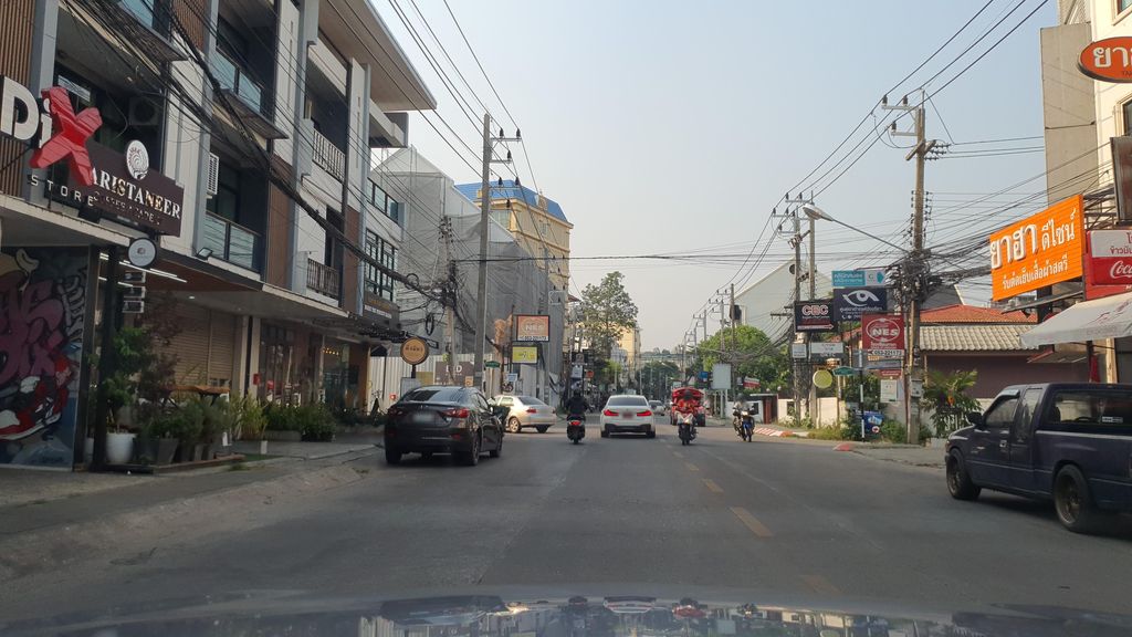 ภาพถนนตรงที่ Lucky Store ตั้งอยู่ ถ่ายโดย jrcarlsen พ.ศ. 2565 (2022) · A street-level view of where Lucky Store stands, by jrcarlsen in 2565 (2022)