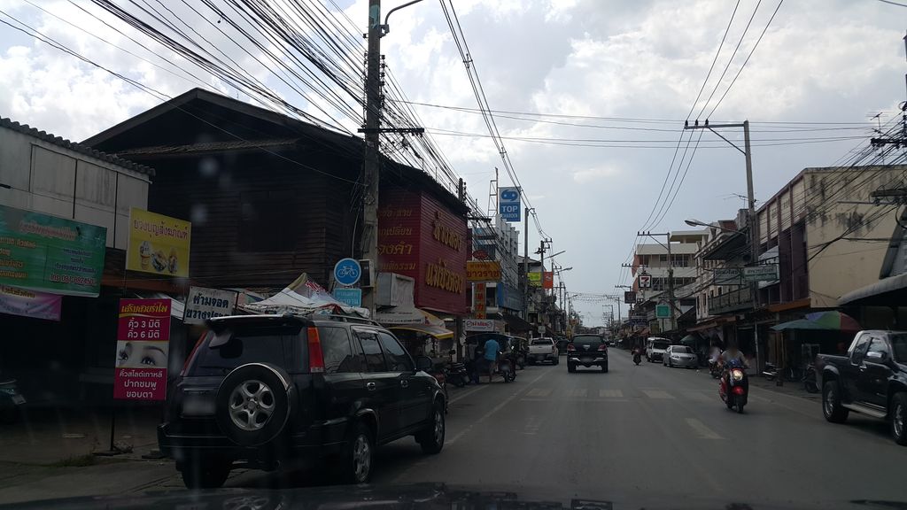 ภาพถนนตรงที่ ประชาสัมพันธ์ สำนักงานเกษตรอำเภอสันกำแพง ตั้งอยู่ ถ่ายโดย jrcarlsen พ.ศ. 2559 (2016) · A street-level view of where ประชาสัมพันธ์ สำนักงานเกษตรอำเภอสันกำแพง · Pracha Samphan Samnakngan Kaset Amphoe San Kamphaeng stands, by jrcarlsen in 2559 (2016)